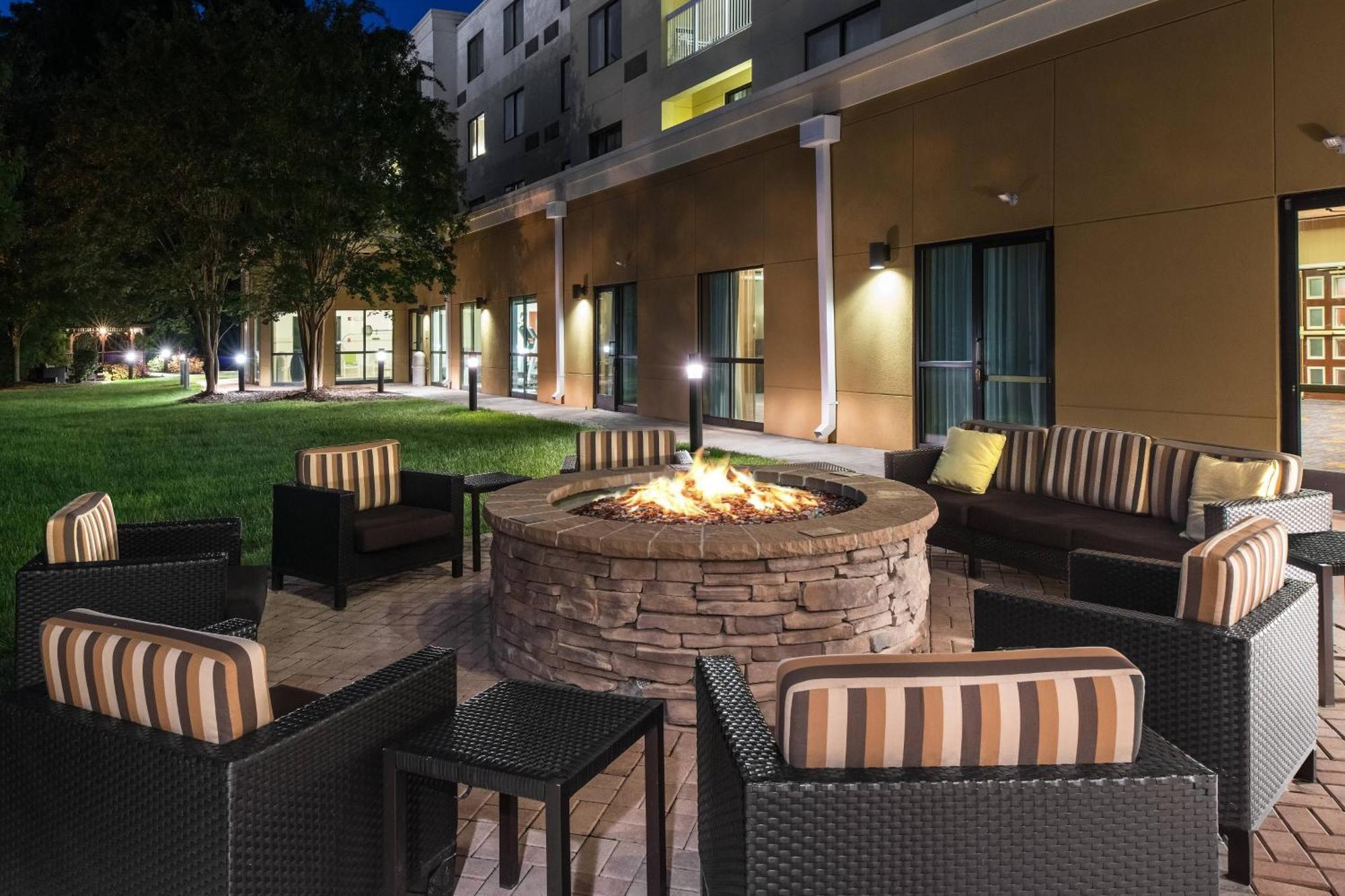 Отель Courtyard By Marriott Charlotte Гастония Экстерьер фото